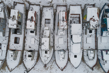Barcos nevados varados en el hielo en el lago baikal, desde punto de vista aéreo.