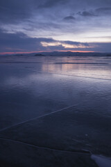 Grietas sobre el hielo cristalino en el lago Baikal, Siberia