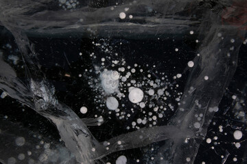 Burbujas atrapadas en el hielo cristalino del Lago Baikal