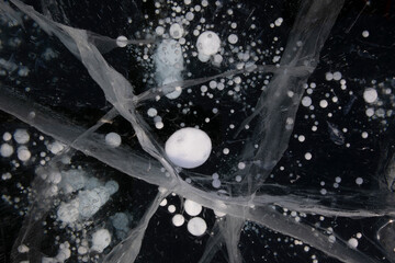 Burbujas atrapadas en el hielo cristalino del Lago Baikal