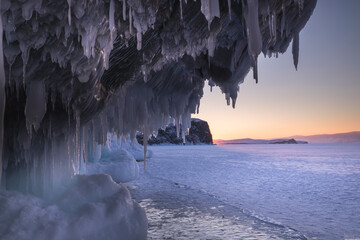 Cuevas de hielo heladas en el lago baikal.