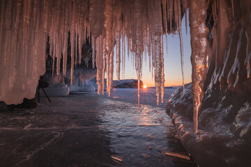 Cuevas de hielo heladas en el lago baikal.