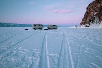 Furgonetas sobre el hielo en el lago Baikal.