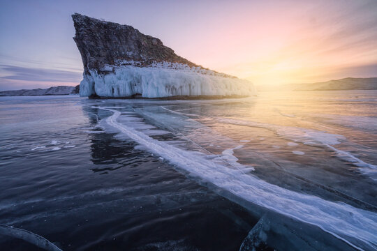 Grietas sobre el hielo del Lago Baikal al amanecer.