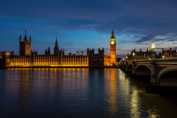 Obraz na płótnie Canvas big ben and london's parliament building at night
