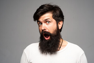 Obraz premium Surprised handsome bearded man in shocked. Surprise expression, wow amazed excited face. Emotions people concept.