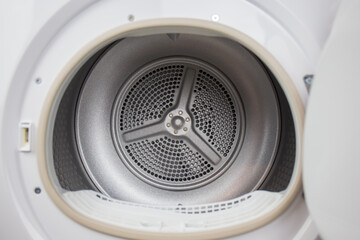 The inner part of the clothes dryer, located in the toilet, saves a man's time.