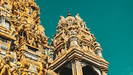 Kolorowa hinduska świątynia, bogate zdobienia. © insomniafoto