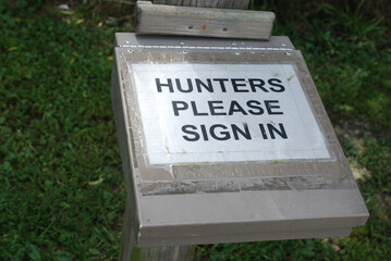 Obraz premium A sign and place for hunters to sign in to record their entry into a hunting area.