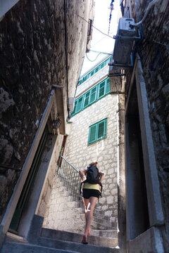 Fototapeta Woman exploring the streets and alleys while traveling.