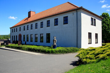 Fototapeta na wymiar Neue Schule, Neue Holzbildhauerschule, Empfertshausen, Thüringen, Deutschland, Europa