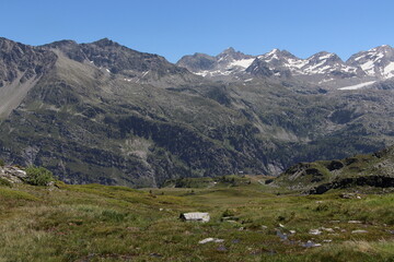 Fototapeta na wymiar Views of the mountains from La Thuile valley. 