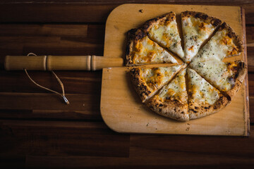 pizza grande de queso mozzarella estilo napolitana hecha en argentina 