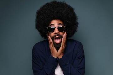 Obraz premium Beautiful afro man in front of a background