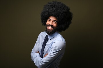 Obraz premium Beautiful afro man in front of a background
