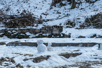 투박하게 만든 눈사람