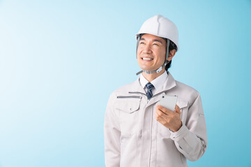 ビジネスマン　作業服　スマホ
