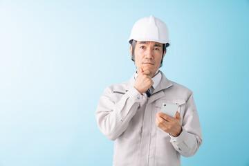 ビジネスマン　作業服　スマホ　トラブル