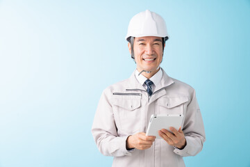 ビジネスマン　作業服　タブレット