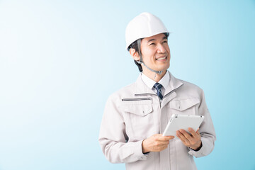 ビジネスマン　作業服　タブレット