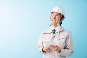 ビジネスマン　作業服　タブレット