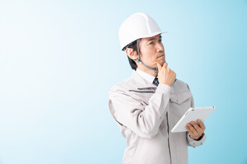 ビジネスマン　作業服　タブレット　トラブル