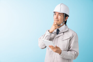 ビジネスマン　作業服　タブレット　トラブル