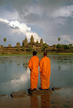 Buddhist monks in front of Angkor Wat, Angkor, UNESCO World Heritage Site, Siem Reap, Cambodia