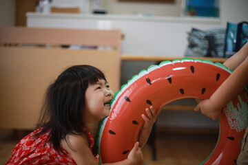 浮き輪を取り合う子供たち