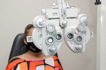 examen de optometria  paciente joven revision ocular.
protocolo covid 19 - obrazy, fototapety, plakaty