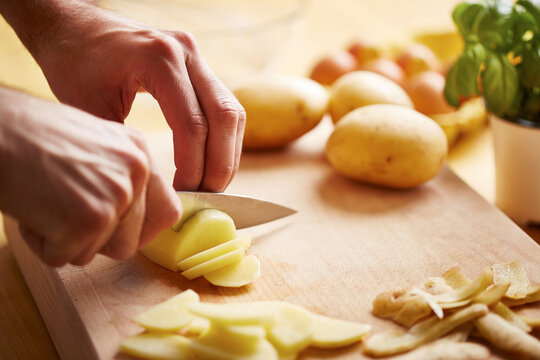 Cutting potatoes