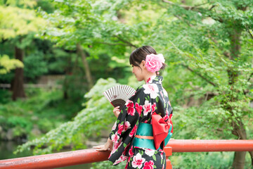 浴衣の女性　扇子