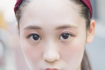 見つめる女性