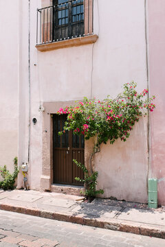 Small colonial house facade
