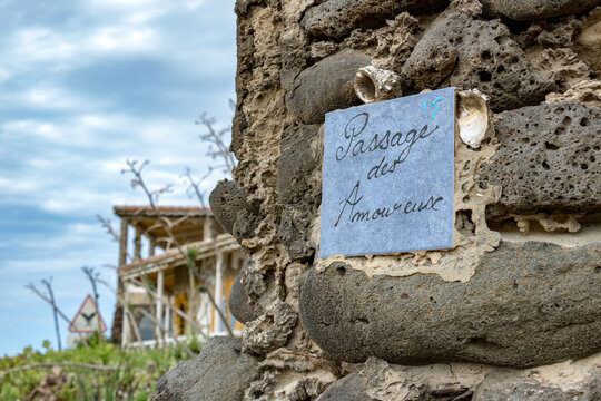 sign in the rock for lovers