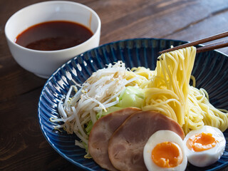 もやしやゆで卵など具たっぷりのつけ麺。