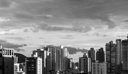 cidade panorâmica em preto e branco