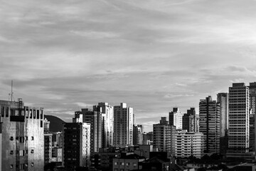 vista dos prédios da cidade em preto e branco