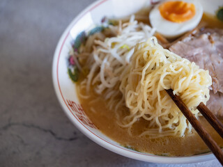 美味しそうな味噌ラーメンのクローズアップ。
