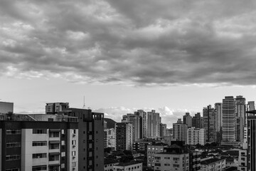 horizonte da cidade em preto e branco