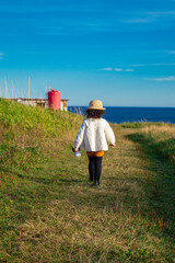 Enfant marche sur un chemin