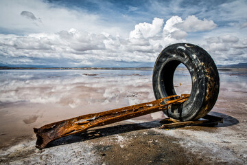 Fototapeta premium flat uyuni salt and desert , infinite mirror and water 