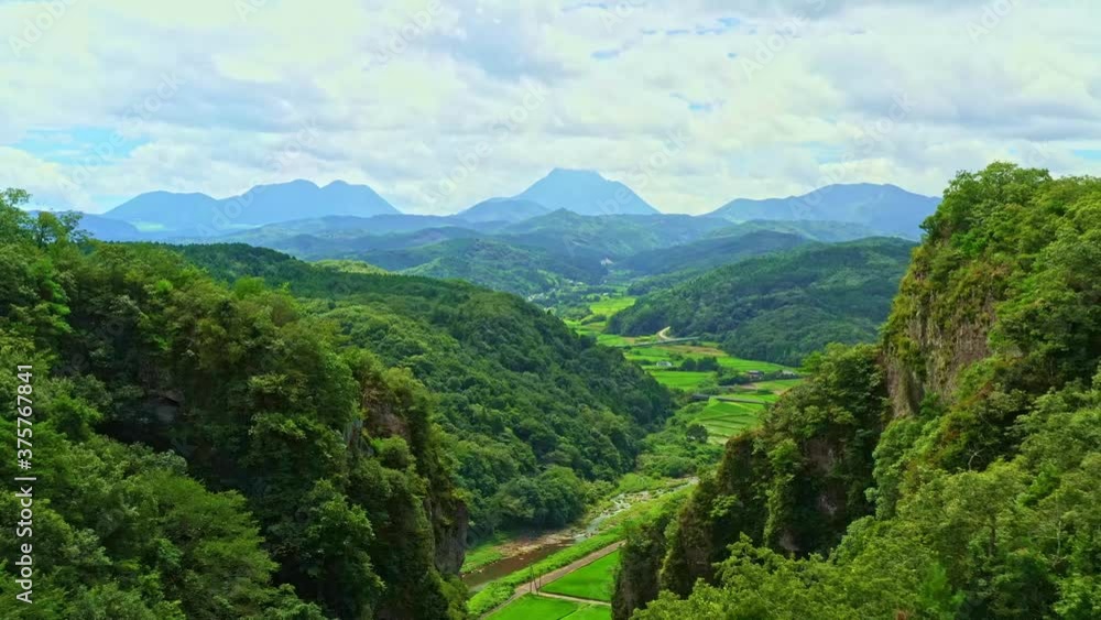 Poster 山を越えると広がる大自然の風景　ドローン空撮