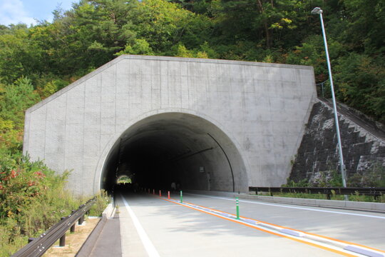 Fototapeta 高速道路に設けられたトンネルの出入口