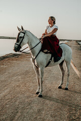 Chica feliz surf en la playa surfing ba&ntilde;ador protector solar dia de verano vacaciones alquiler tablas de surf