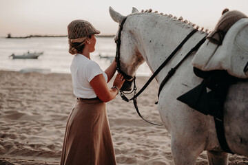 Chica con caballo yegua tordo torda playa natural camino trote doma playa salina camino naturaleza...