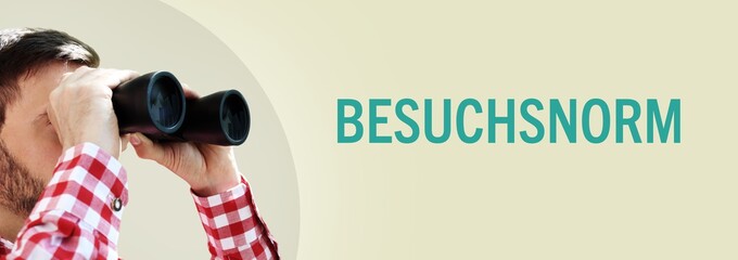 Besuchsnorm. Mann bei Beobachtung mit Fernglas. Text/Wort in deutsch auf Hintergrund (beige)....