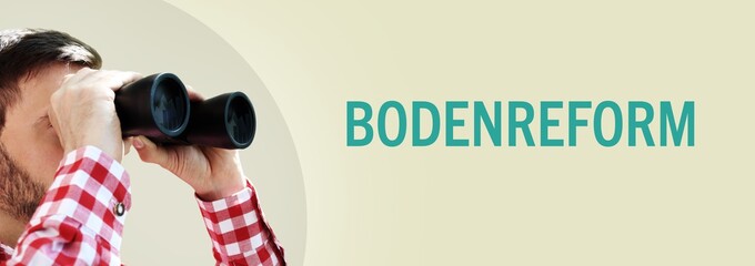 Bodenreform. Mann bei Beobachtung mit Fernglas. Text/Wort in deutsch auf Hintergrund (beige)....