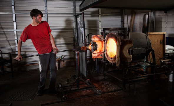 Glass: Man Lifts Heavy Final Piece Into Yoke to Reheat