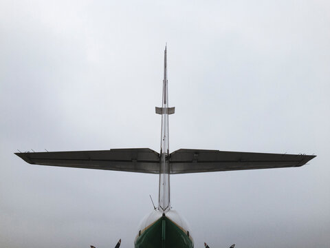 Minimalistic shot of an airplane's behind.